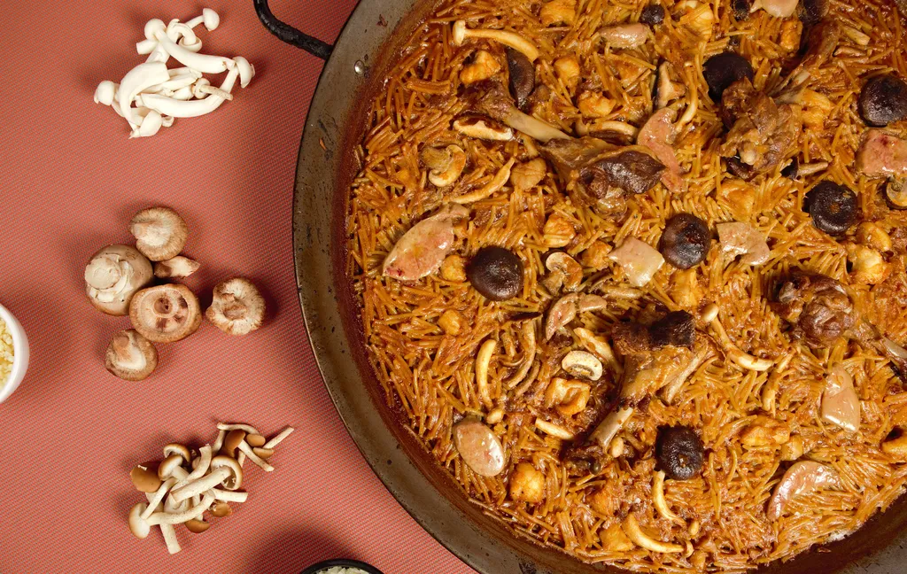 Fideuà de pato, foie y setas